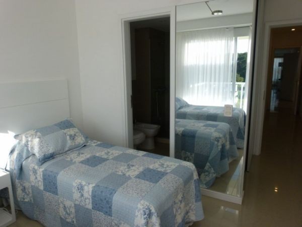 Excepcional departamento en alquiler con cuatro suite en primera fila de Playa Brava.